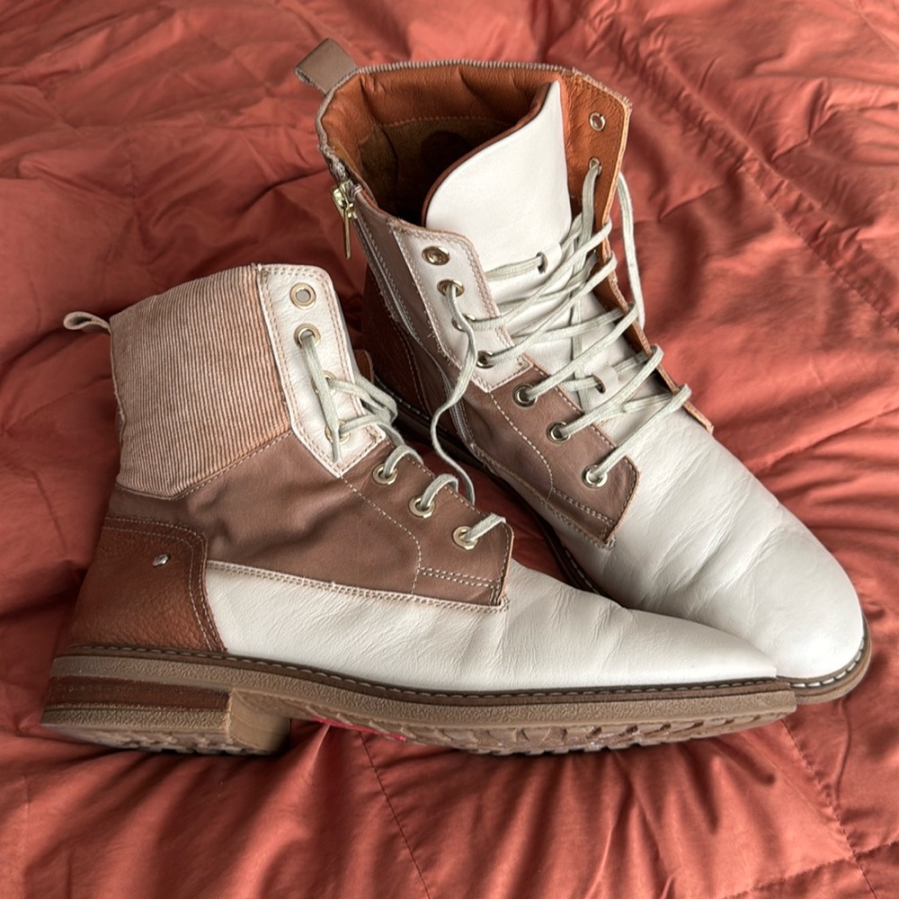 Sole: 100% synthetic
Removable insole
Type of close: Laces and zip
Size. 9.5”